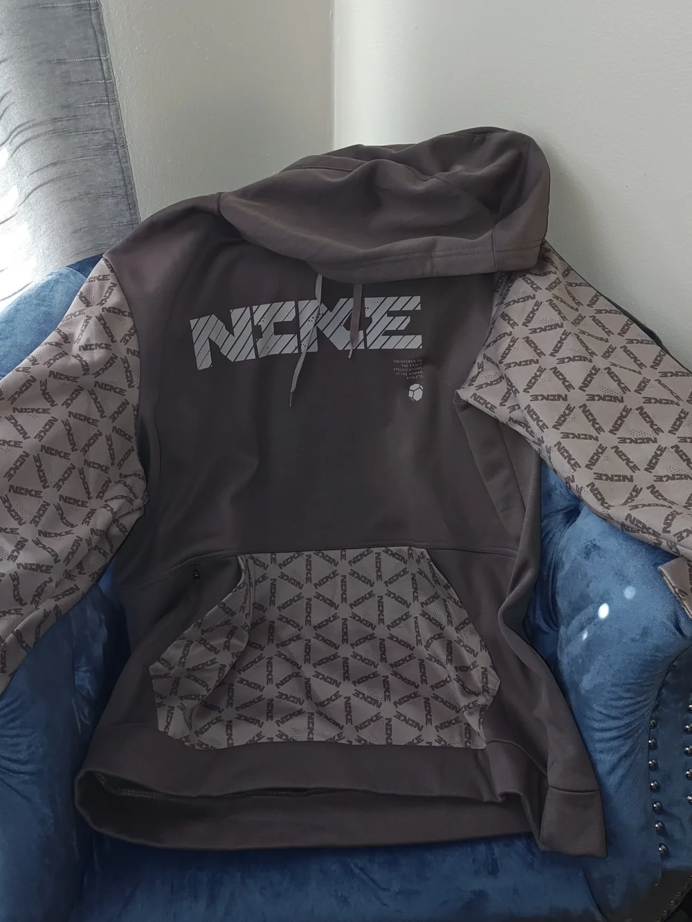 Nike Therma-Fit Men's XXL Brown Logo Hoodie with Patterned Sleeves
